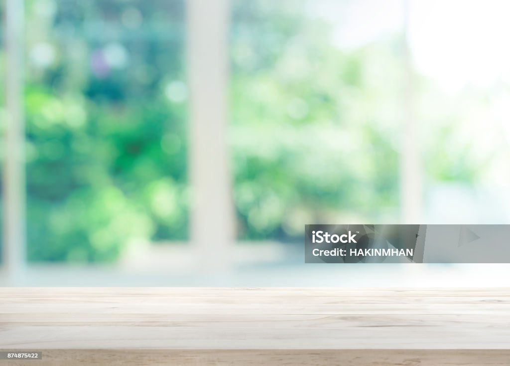 Holz Tischplatte auf Unschärfe des Fensters mit Garten Blume - Lizenzfrei Fenster Stock-Foto