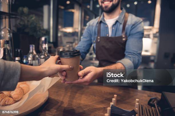 Arbeiter Die Becher Des Getränks Zu Frau Geben Stockfoto und mehr Bilder von Kaffee - Getränk - Kaffee - Getränk, Café, Barista