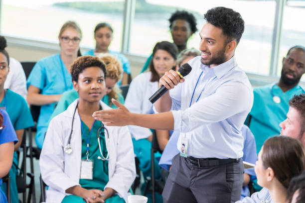 jovem macho médico fala durante o seminário de saúde - male black medical student mature student - fotografias e filmes do acervo