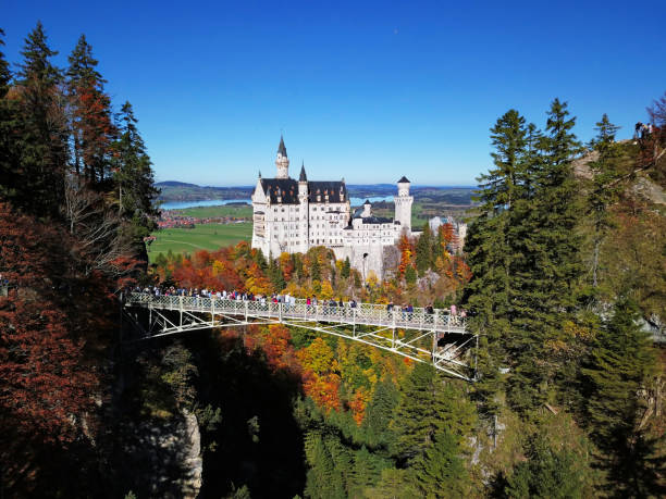 castelo de neuschwanstein e da rainha maria ponte - neuschwanstein allgau europe germany - fotografias e filmes do acervo