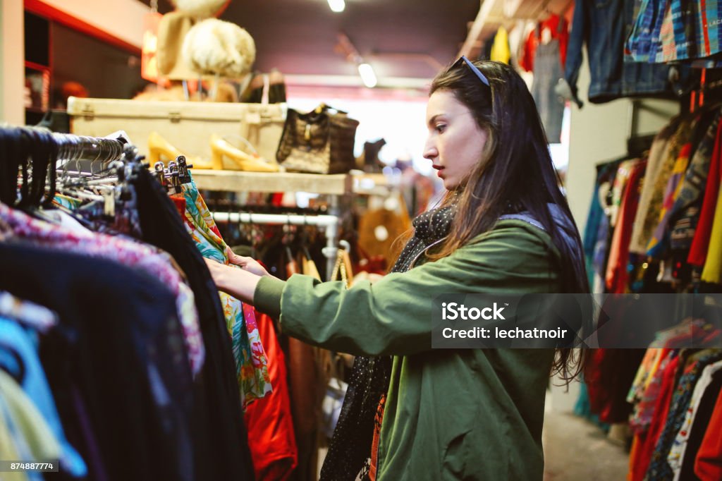Mujer de compras en Londres segunda mano mercado - Foto de stock de Tienda de artículos de segunda mano libre de derechos