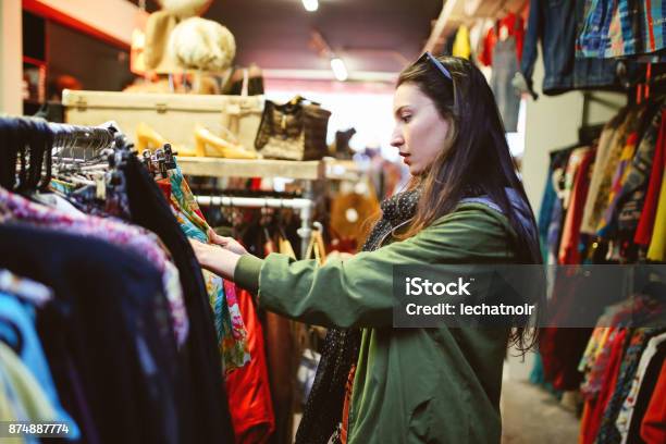 Mujer De Compras En Londres Segunda Mano Mercado Foto de stock y más banco de imágenes de Tienda de artículos de segunda mano - Tienda de artículos de segunda mano, Ir de compras, Anticuado