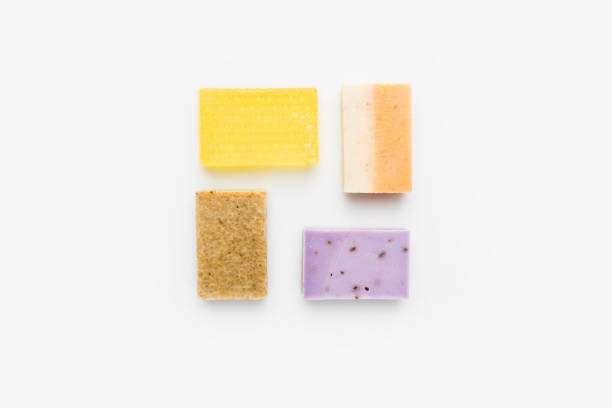savon artisanal sur surface blanche - bar of soap photos et images de collection