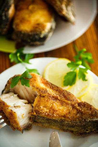 pesce gatto arrosto in pastella - catch of fish healthy eating hake food foto e immagini stock