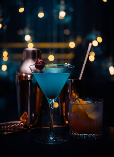 Luxury celebration set up Close up of cocktails with bokeh in the background. gin photos stock pictures, royalty-free photos & images