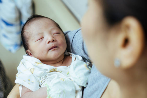 recém-nascido de exploração a mulher asiática sênior (0-1 meses) - baby cheerful child blanket - fotografias e filmes do acervo