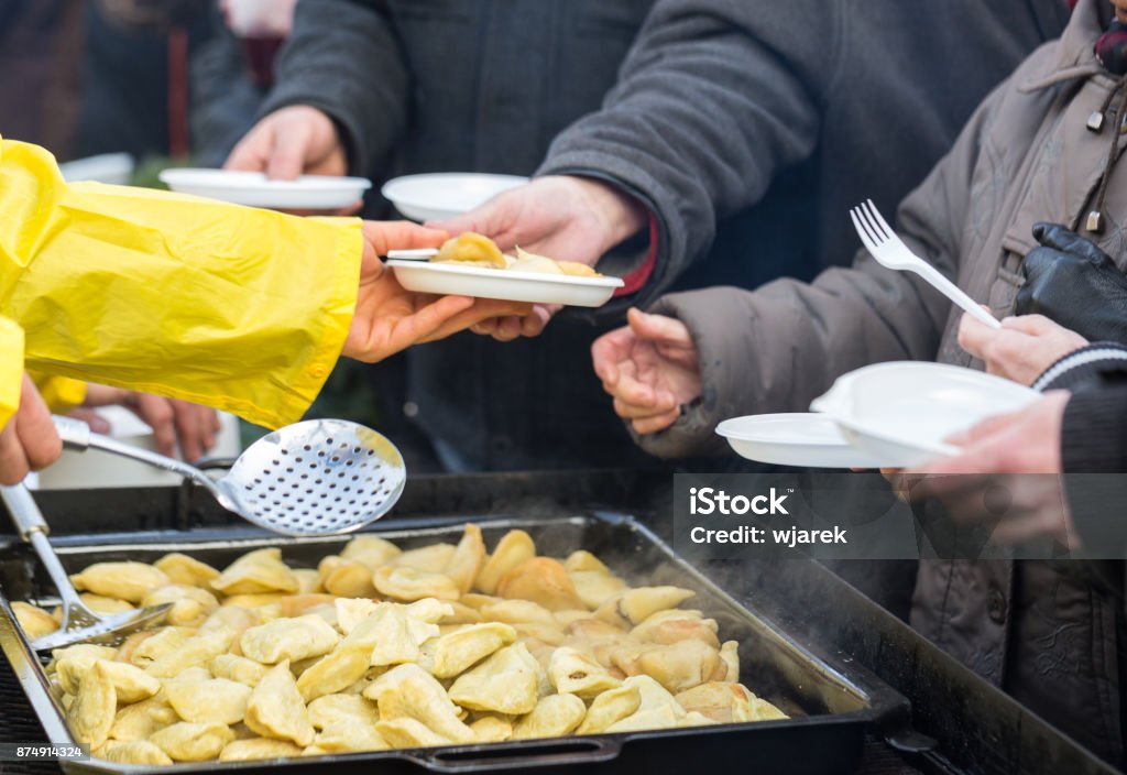 Comida caliente para los pobres y desamparados - Foto de stock de Refugiado libre de derechos