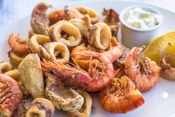 plato de pescado, camarón y calamar frito mixto - frito fotografías e imágenes de stock