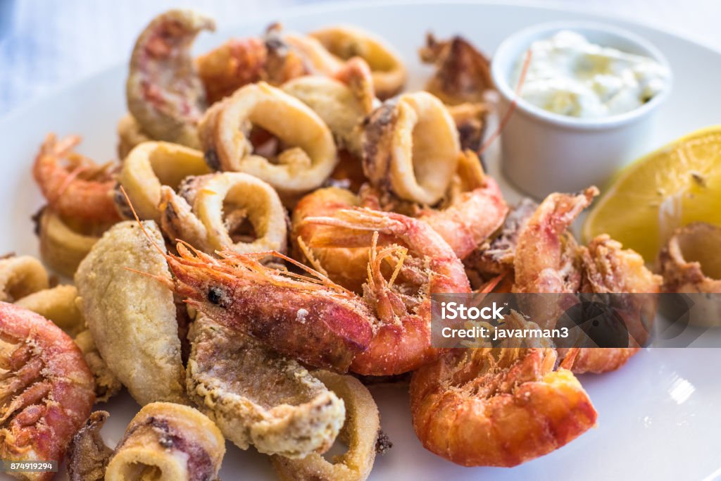 Plateau de poissons, crevettes et calmars frit mixte - Photo de Friture libre de droits