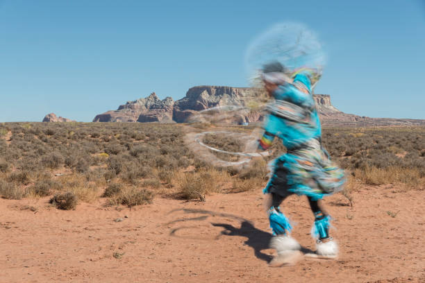 colorida bailarina nativa de navajo - cherokee fotografías e imágenes de stock