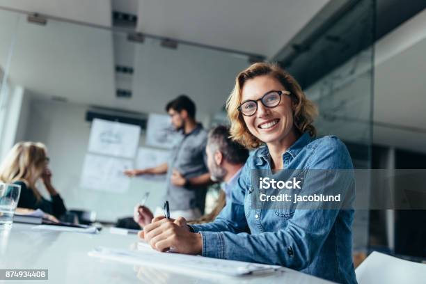 Kaukasische Frau Im Sitzungssaal Während Der Präsentation Stockfoto und mehr Bilder von Büro