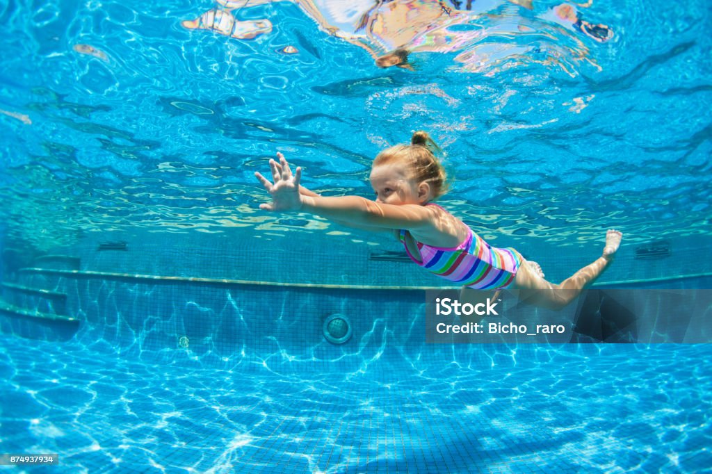 Criança pular debaixo d'água na piscina - Foto de stock de Criança royalty-free
