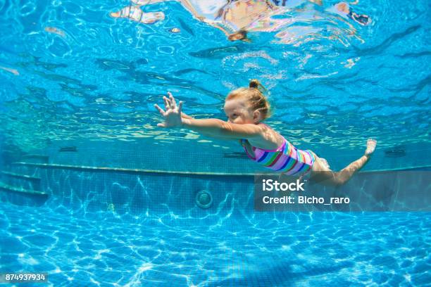 Foto de Criança Pular Debaixo Dágua Na Piscina e mais fotos de stock de Criança - Criança, Natação, Piscina