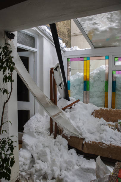 家インテリア雪害。大雪家にクラッシュします。 - blizzard ice damaged snow ストックフォトと画像