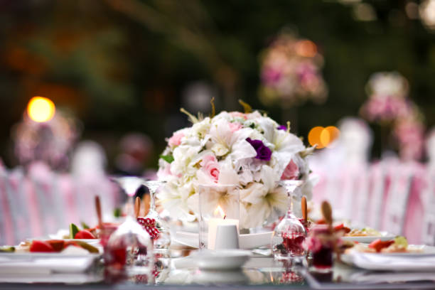 impostazione del tavolo ad un ricevimento di nozze - restaurant banquet table wedding reception foto e immagini stock