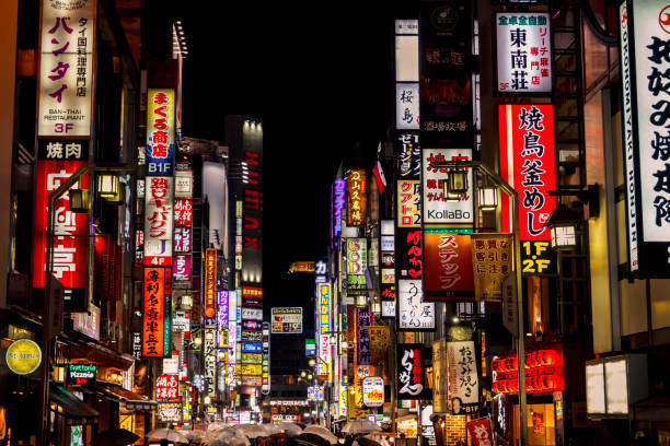 kabukicho w dzielnicy shinjuku, tokio, japonia - parasol umbrella asian ethnicity asian culture zdjęcia i obrazy z banku zdjęć