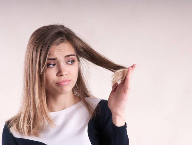 ritratto di una giovane donna bruna frustrata con i capelli divisi - untidy hair foto e immagini stock