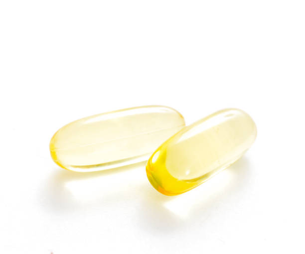 タラレバー オイル オメガ 3 ゲル カプセル白い背景で隔離 - fish oil vitamin pill cod liver oil nutritional supplement ストックフォトと画像