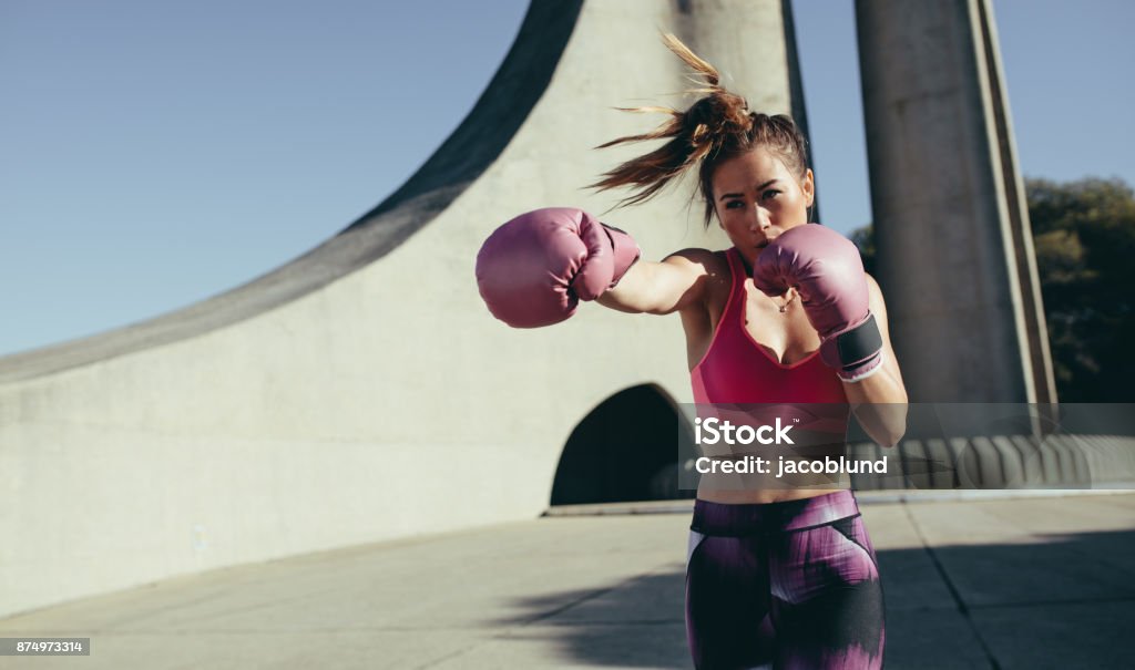 Deportista haciendo boxeo trabajar al aire libre - Foto de stock de Boxeo - Deporte libre de derechos