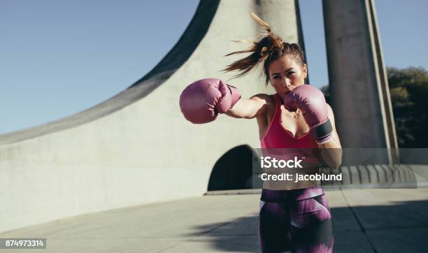 Deportista Haciendo Boxeo Trabajar Al Aire Libre Foto de stock y más banco de imágenes de Boxeo - Deporte - Boxeo - Deporte, Ejercicio físico, Estilo de vida saludable