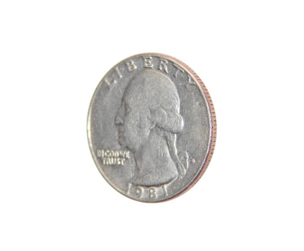 monete d'america quarter dollari su sfondo bianco isolato - moneta da venticinque cent foto e immagini stock