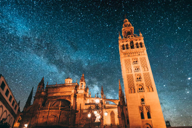 siviglia di notte - national landmark architectural styles sevilla seville foto e immagini stock