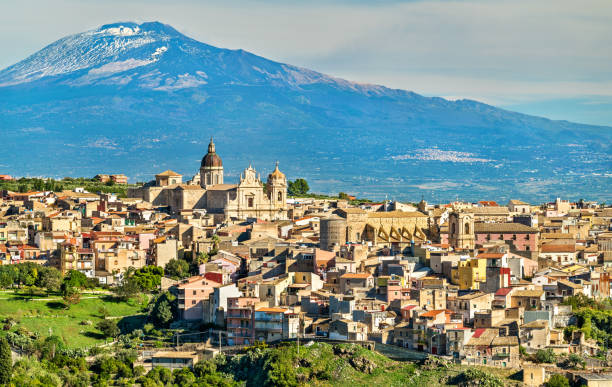 blick auf militello in val di catania mit dem ätna im hintergrund - sizilien, italien - ätna stock-fotos und bilder