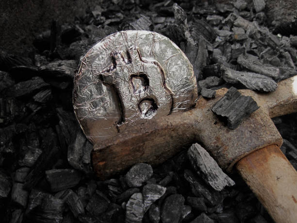 bitcoin マイニング。実際のハードウェアとの鉱山。金属コイン、石炭、つるはしブロック チェーン技術-暗号通貨の記号 - money pit ストックフォトと画像