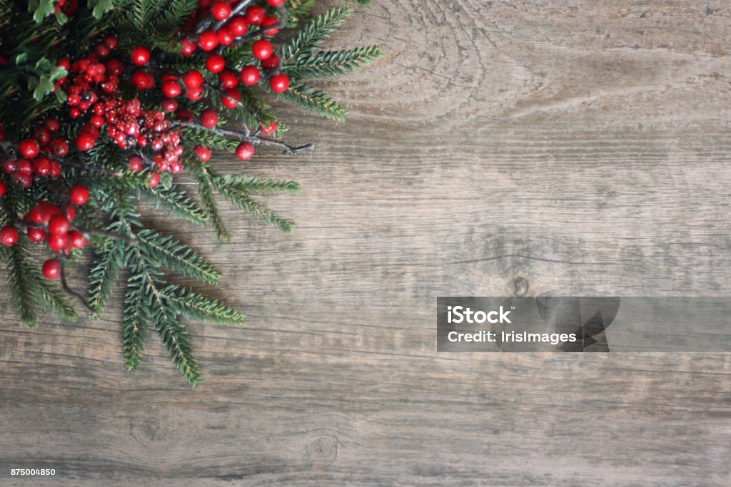 Árbol de hoja perenne de Navidad ramas y bayas en esquina sobre madera - Foto de stock de Navidad libre de derechos