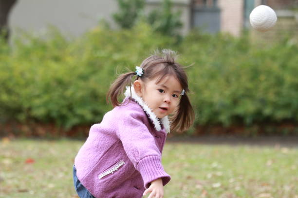 ragazza giapponese (3 anni) che gioca a pesca - playing catch foto e immagini stock