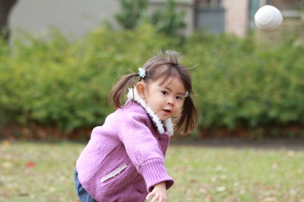 istock Japanese girl (3 years old) playing catch 875010418