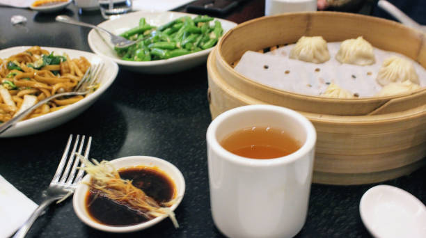 cibo e bevande asiatici su un tavolo - tea jasmine tea green black foto e immagini stock