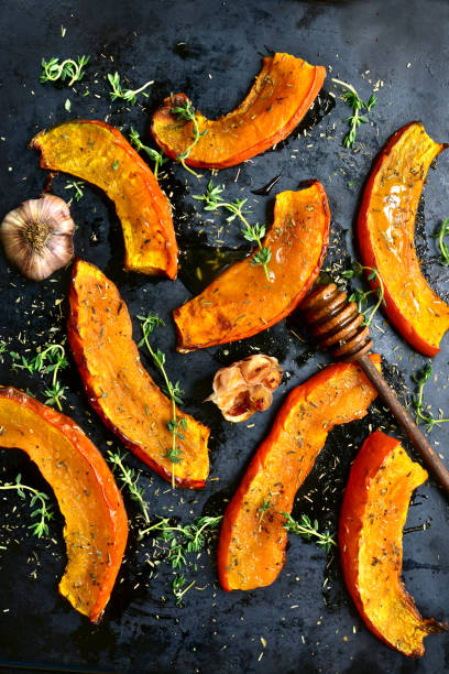 oven baked pumpkin slices - butternut squash roasted squash cooked imagens e fotografias de stock