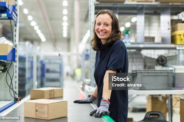 Mujer Que Trabaja En Almacén De Distribución De Grandes Foto de stock y más banco de imágenes de Almacén