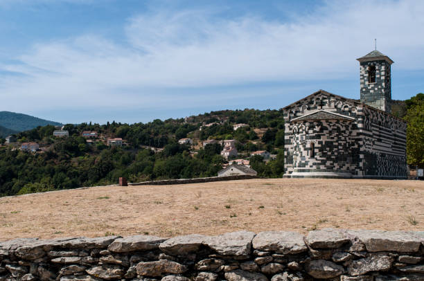 corsica: view of the church of san michele de murato, a small chapel built in the 12th century in polychrome stones and typical pisan romanesque style - black blue escape multi colored imagens e fotografias de stock