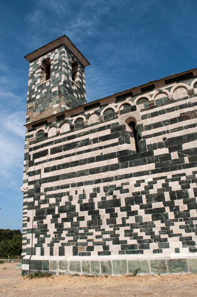 corsica: view of the church of san michele de murato, a small chapel built in the 12th century in polychrome stones and typical pisan romanesque style - black blue escape multi colored imagens e fotografias de stock