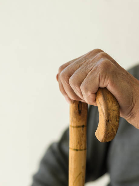 クローズ アップ ビューのシニア成人男性ステッキに手 - human hand aging process senior adult cane ストックフォトと画像