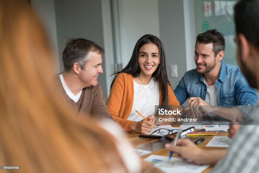 Glückliche Frau in ein Business-Meeting in eine kreative Büro - Lizenzfrei Arbeiten Stock-Foto