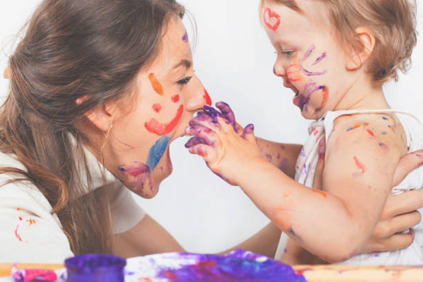 행복 한 엄마와 아기 그려진된 얼굴 페인트에 의해 노는 - child art paint humor 뉴스 사진 이미지