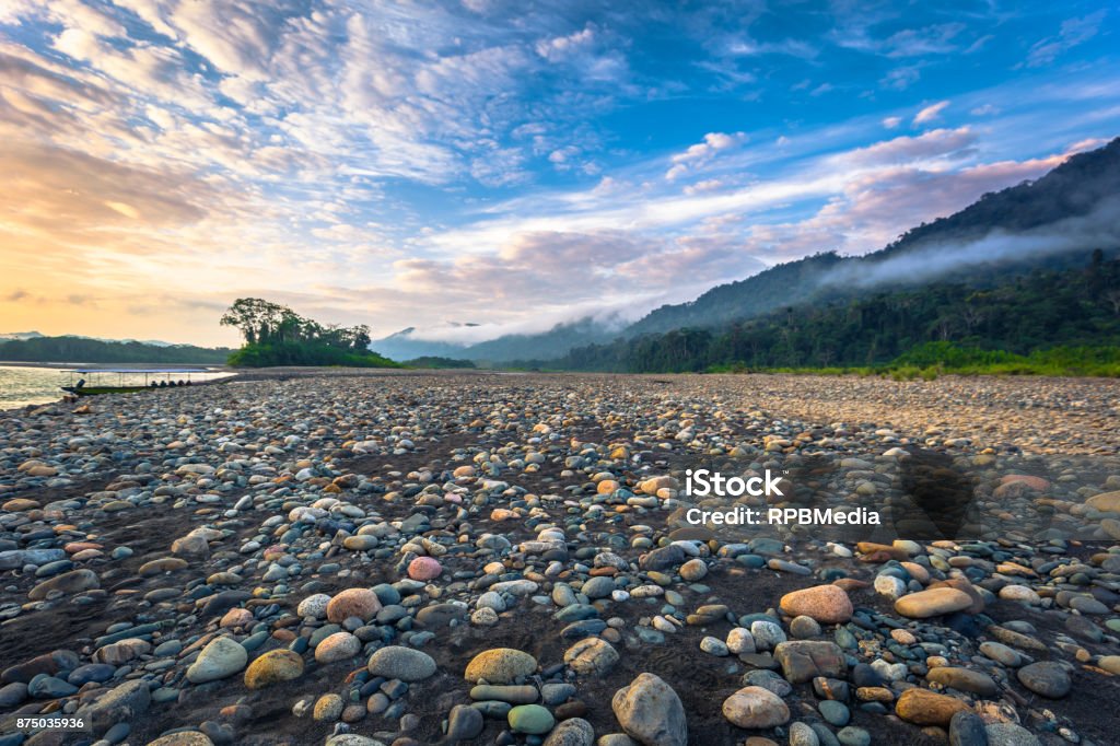 マヌー国立公園ペルーのマドレ デ ディオス川のマヌー国立公園ペルー 2017 年 8 月 6 日 海岸 河川のストックフォトや画像を多数ご