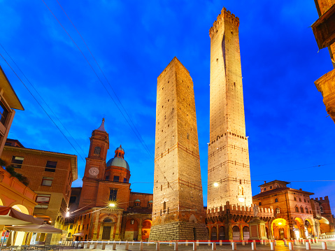 La famosa dos torres de Bolonia por la noche, Italia photo