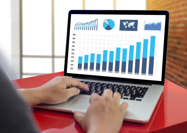 統計分析ビジネス データ図成長を高めるマーケティング概念、デジタル タブレットとソーシャル ネットワーク図と財務グラフ - growth plan graph digital tablet ストックフォトと画像