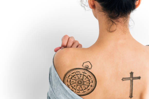 retrato de vista traseira de uma mulher com uma tatuagem - tattoo women back rear view - fotografias e filmes do acervo