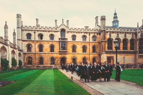 personnes sur ordre du roi à cambridge, angleterre - retro revival outdoors close up europe photos et images de collection