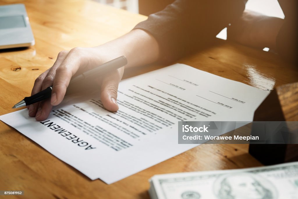 Hombre de negocios mano y contrato acuerdo papel con cliente para firmar contrato. Concepto de bienes raíces y acuerdo. - Foto de stock de Contrato libre de derechos