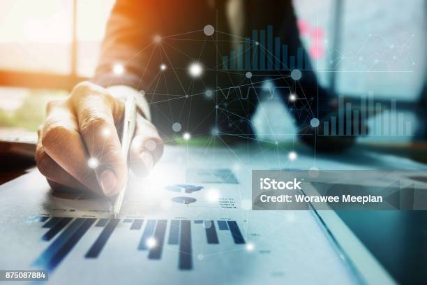 Cerca Mano De Empresario Con Pluma Y Apuntar A Documentos Financieros Con El Diagrama De La Red Financiera Foto de stock y más banco de imágenes de Finanzas