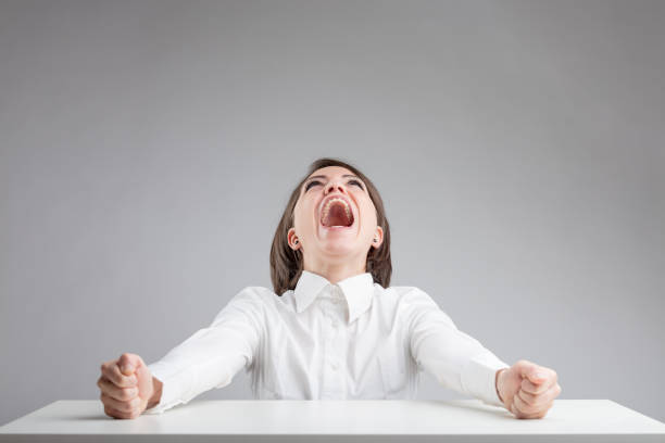 donna con la bocca spalancata gridando - mouth open women displeased anger foto e immagini stock