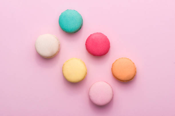 istock Colorful pastel cake macaron or macaroon on pink background from above 875096964