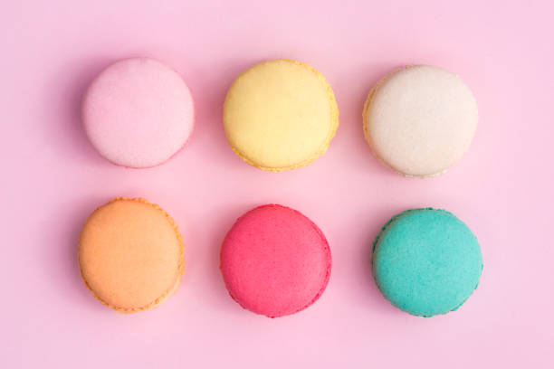 istock Colorful pastel cake macaron or macaroon on pink background from above 875096968