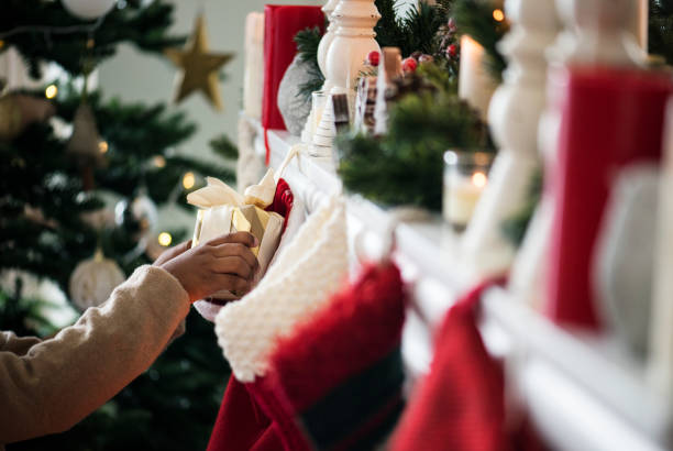 medias de navidad están colgando de la chimenea - medias de navidad fotografías e imágenes de stock